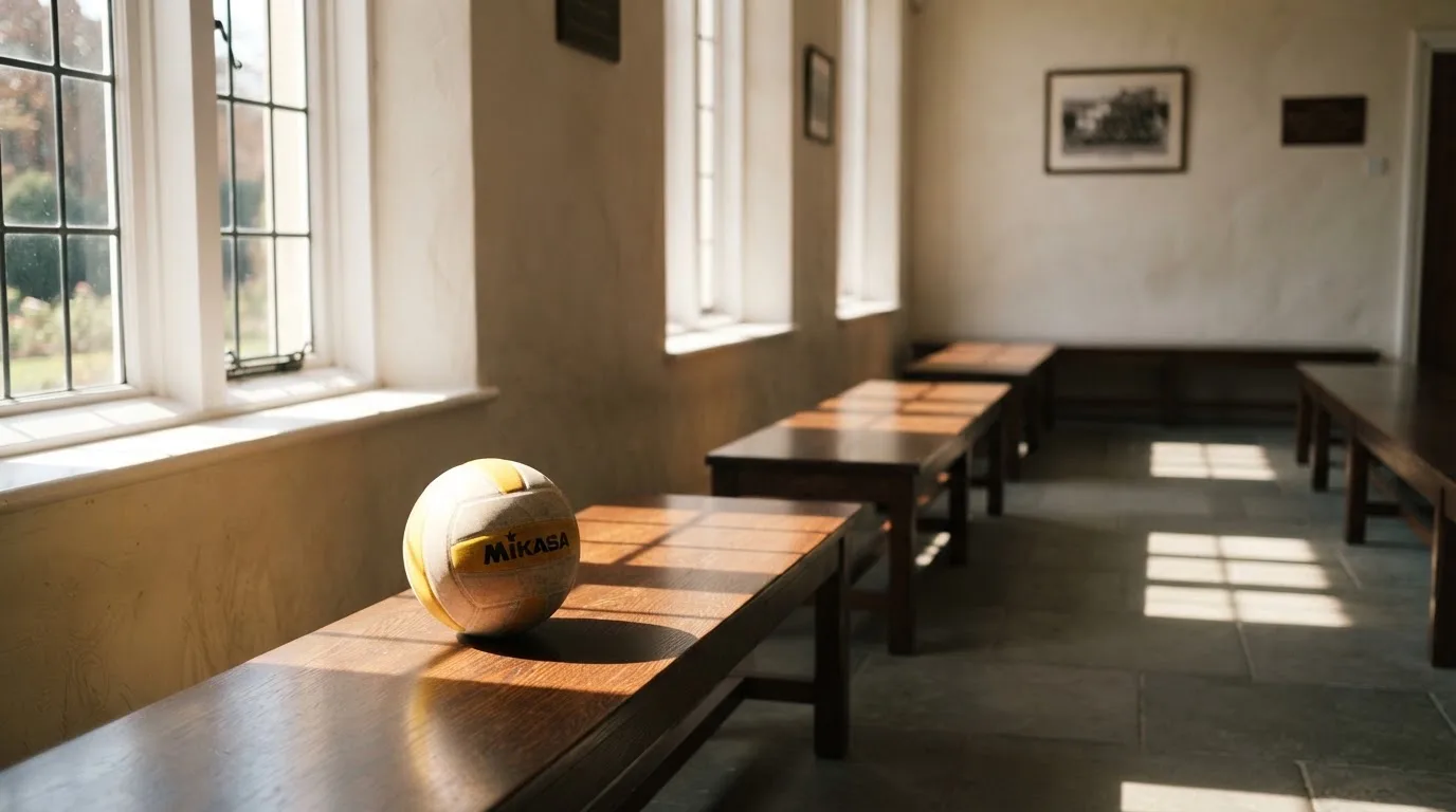 Una sala de tribunal vacía con bancos de madera a la luz de la mañana